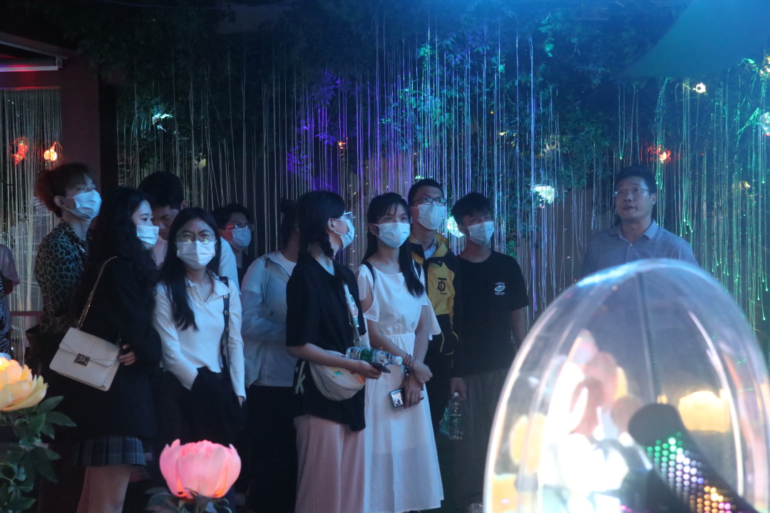 热烈欢迎广东职业技术学院光环境产业学院一行到雷色光电参观学习!(图2) 热烈欢迎广东职业技术学院光环境产业学院一行到雷色光电参观学习!(图2)